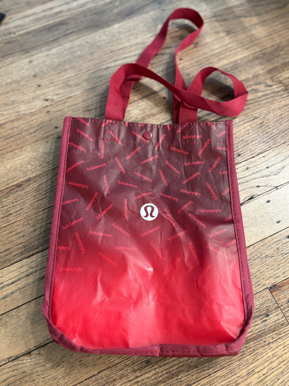 lululemon athletica red gradient logo-print tote